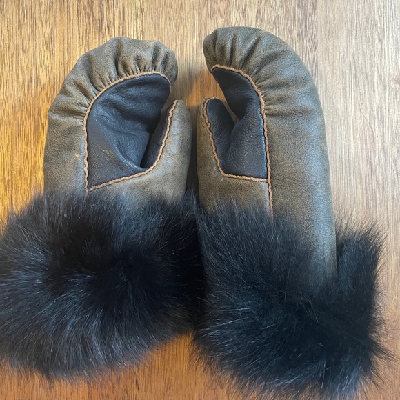 Traditional Inuit leather & fur mittens - Picture 3 of 12